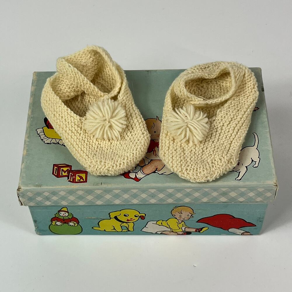 50s Handmade Infant Baby Booties Cream Pom Crochet Gift Box Newborn Keepsake Vtg
